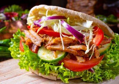 Kebab en pan de pita con ensalada fresca