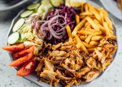 Plato de kebab con patatas fritas y ensalada