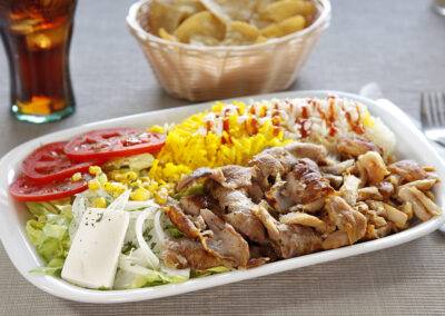 Plato kebab con patatas y ensalada de Alhambra Kebab