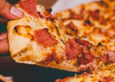 Pizza recién horneada de Alhambra Kebab y Pizza